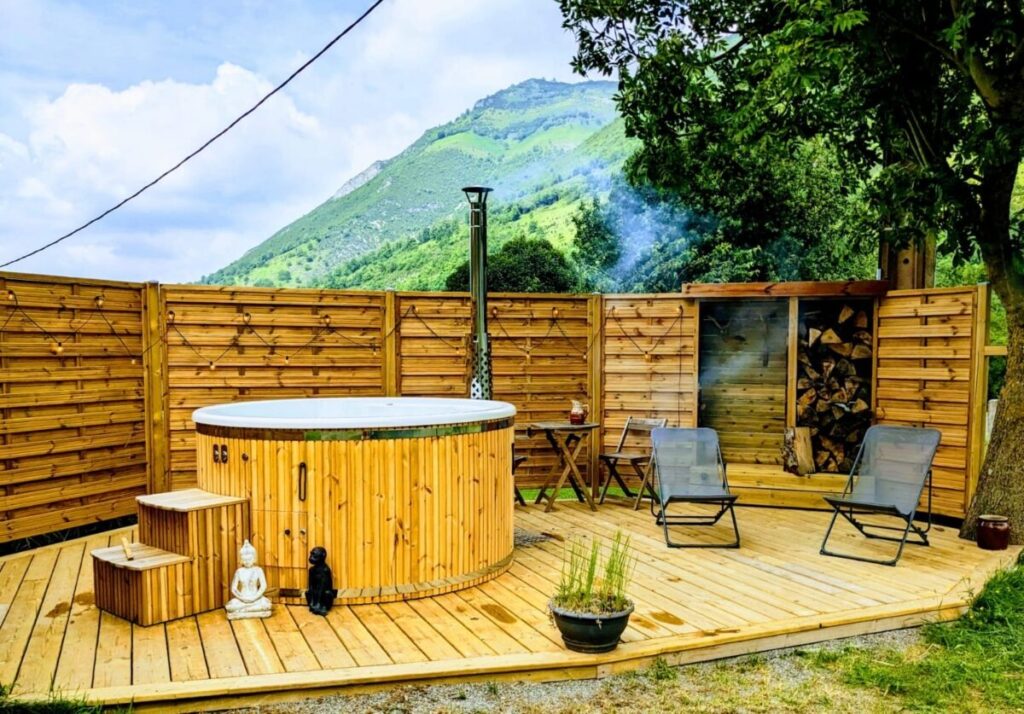 bain nordique sur une terrasse aménagée en bois