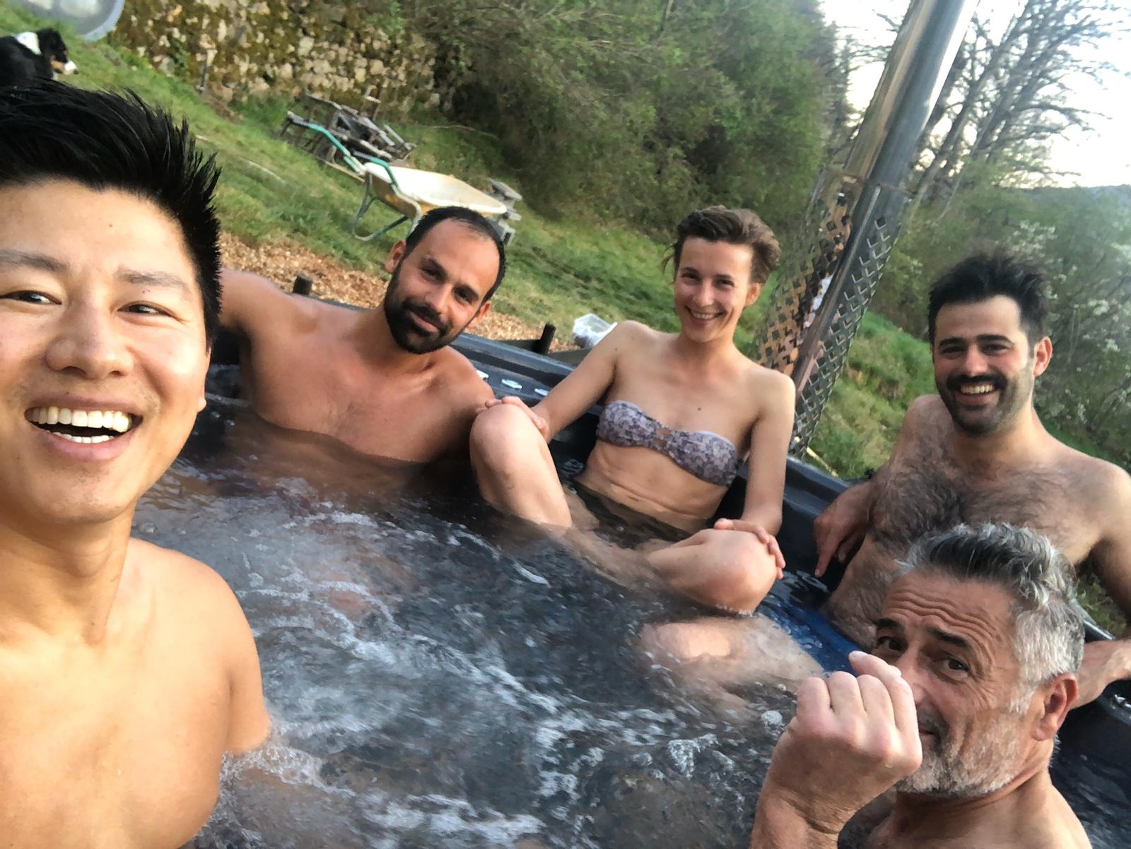 5 personnes dans un bain nordique en fonctionnement