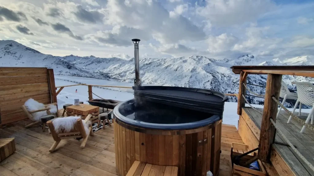 bain nordique et vue sur la montagne enneigée