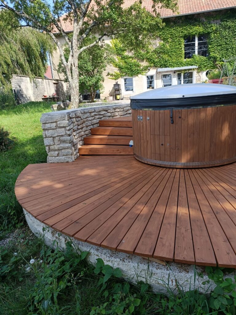 terrasse en bois autour d'un bain nordique