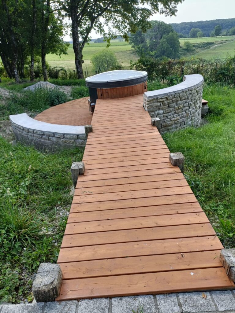 terrasse aménagée autour d'un bain nordique
