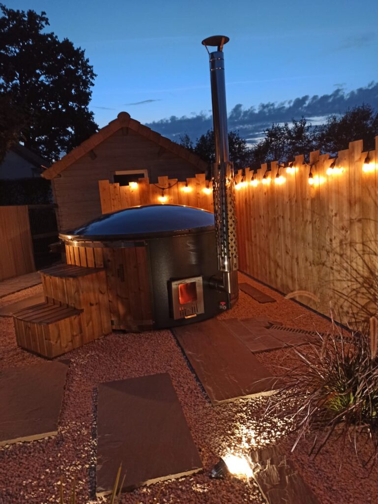 bain nordique à la tombée de la nuit