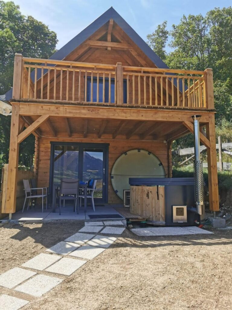 bain nordique sur la terrasse d'un chalet