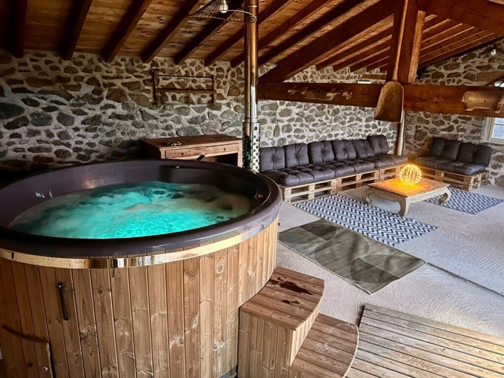 bain nordique installé à l'intérieur d'une grange