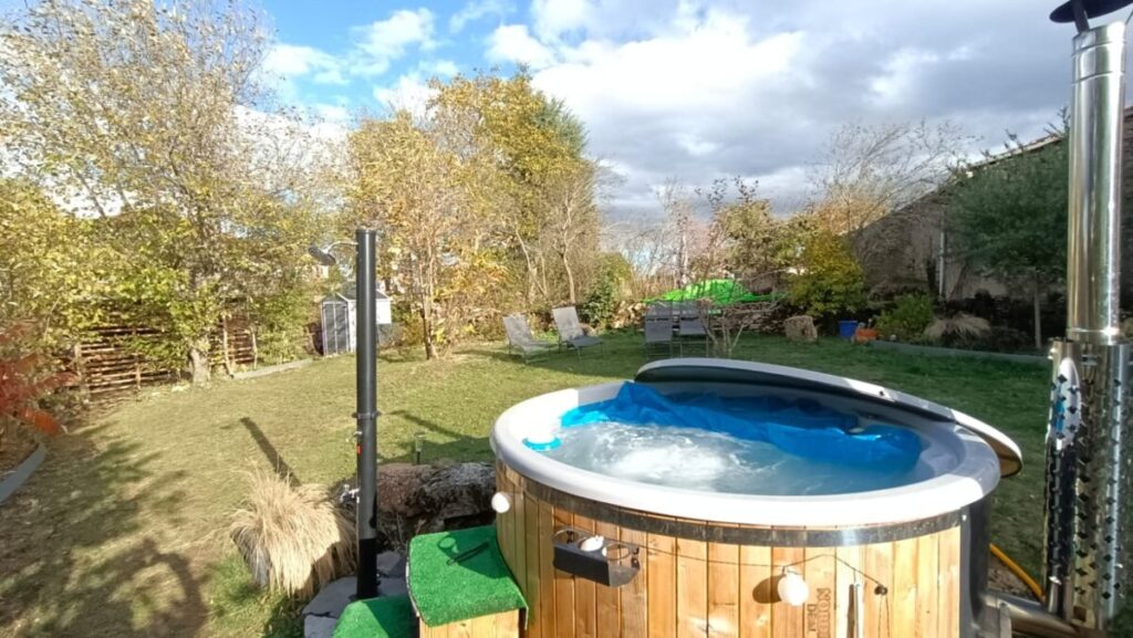 bain à remous d'un bain nordique en fonctionnement
