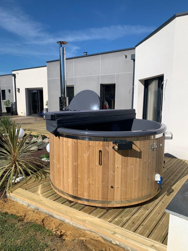bain nordique avec couverture isolante à moitié ouverte