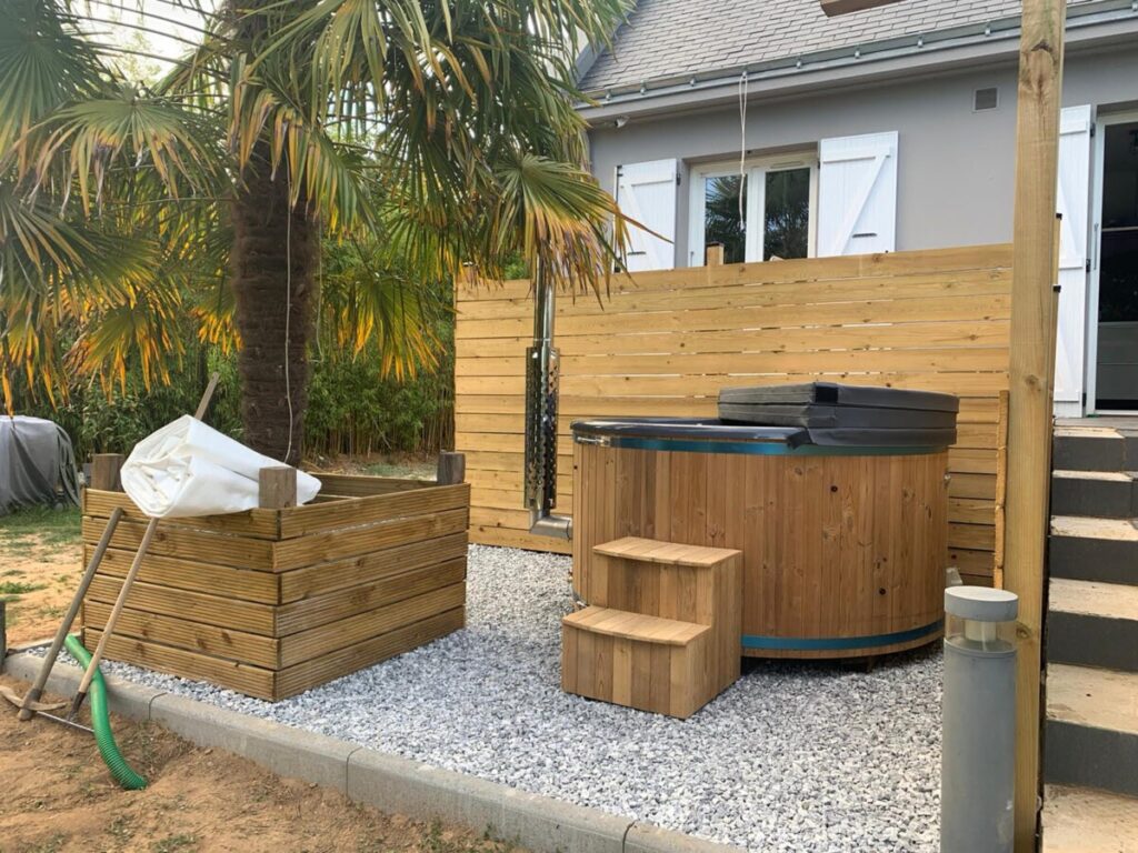 bain nordique dans un jardin aménagé