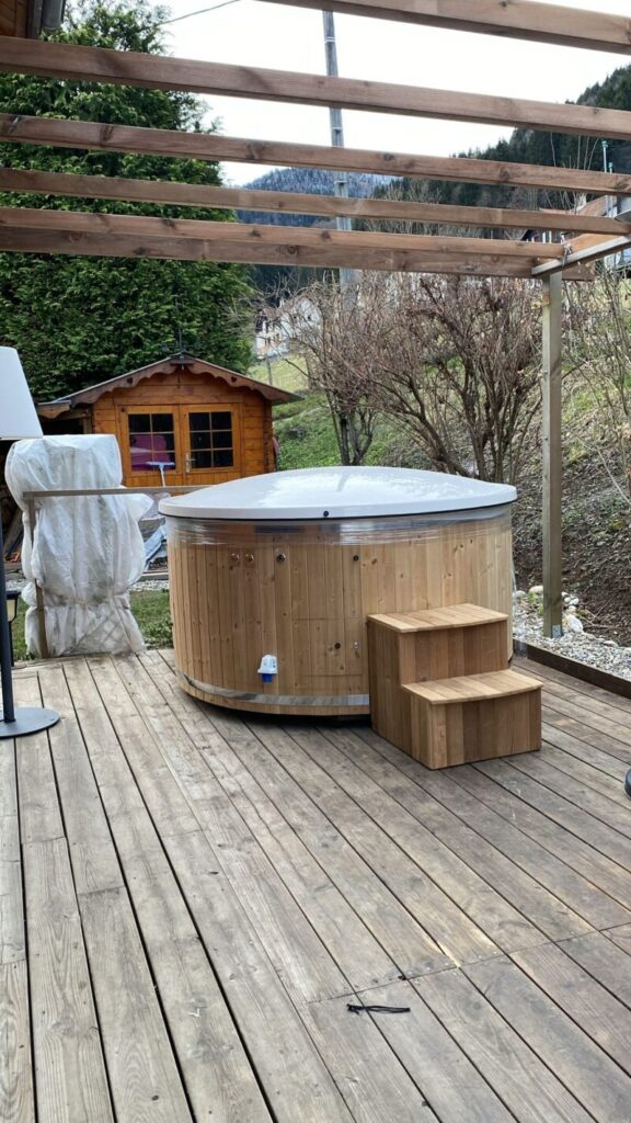 bain nordique installé sous une pergola