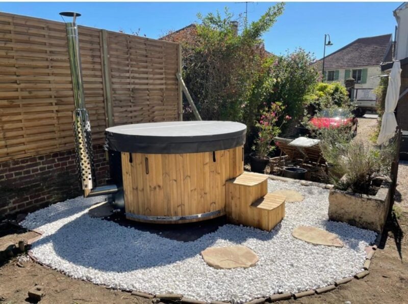 bain nordique dans un jardin aménagé