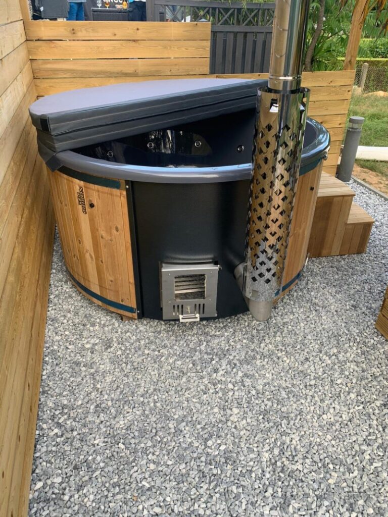 bain nordique dans un jardin aménagé