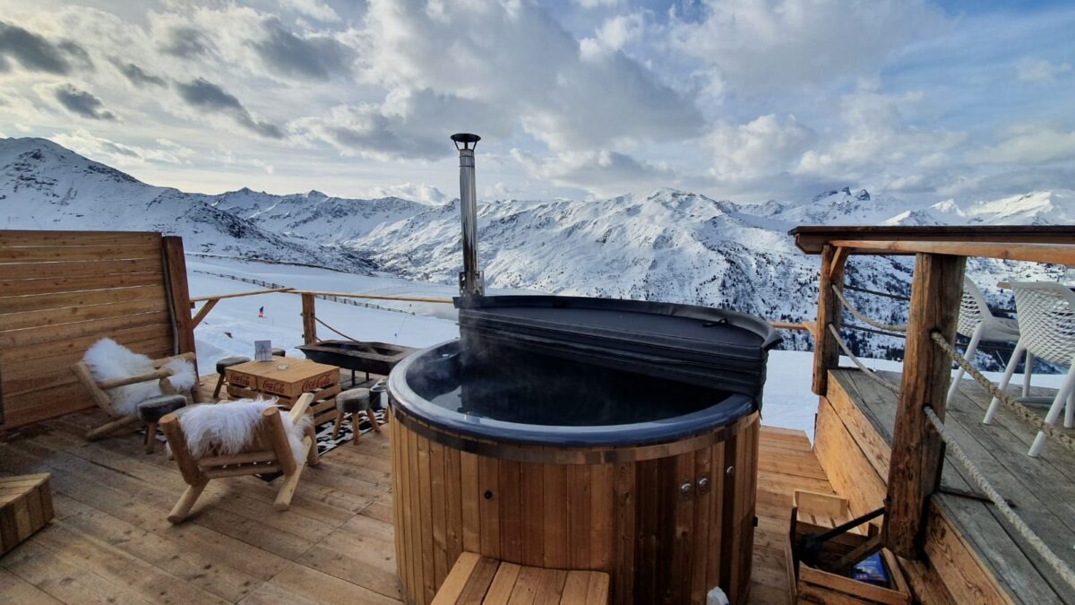 Bain nordique avec vue sur la montagne enneigée