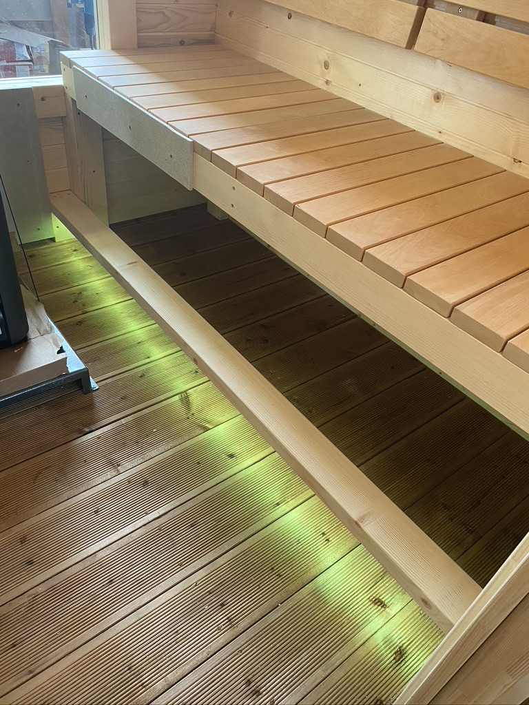 LED intérieur d'un sauna tonneau en bois avec banc