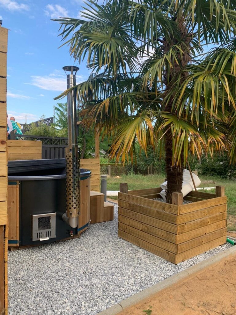 bain nordique dans un jardin aménagé