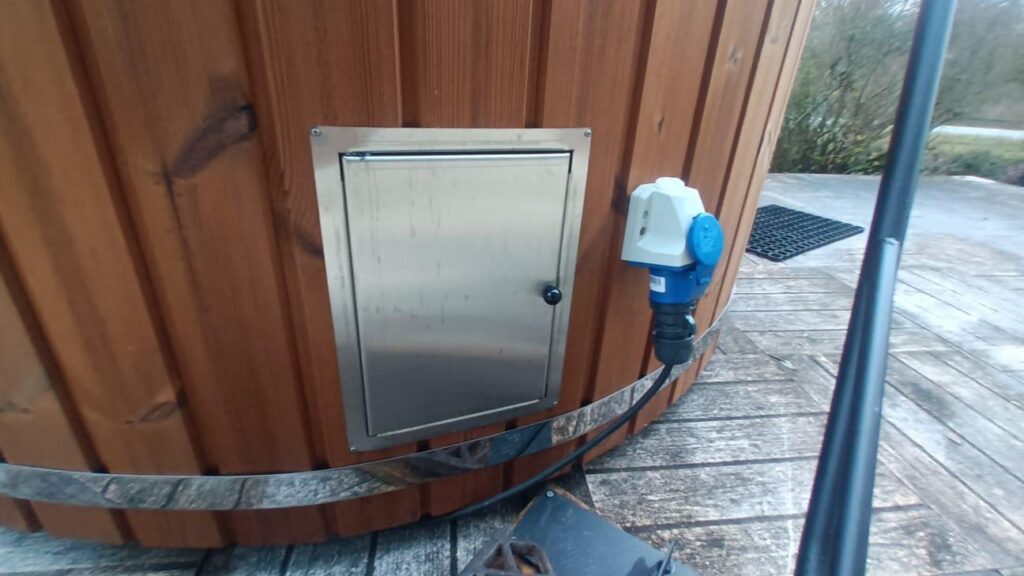 Trappe accès local technique et prise électrique étanche