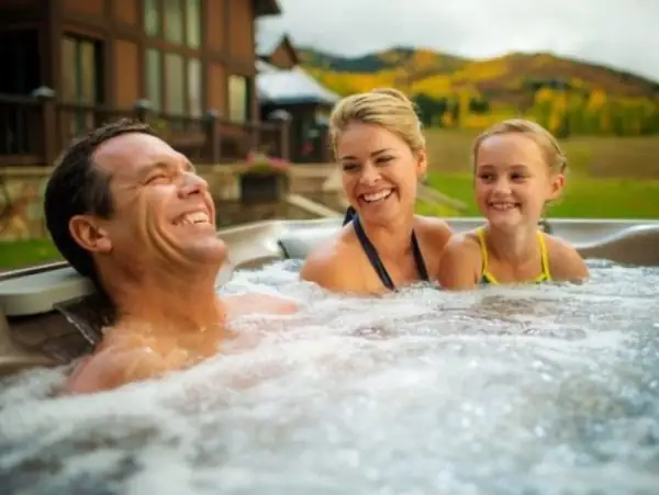 3 personnes profitant des bienfaits d'un bain nordique